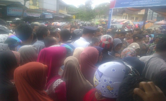 Warga berdesakan ngantri Sembako di Pasar Bawah Bangko