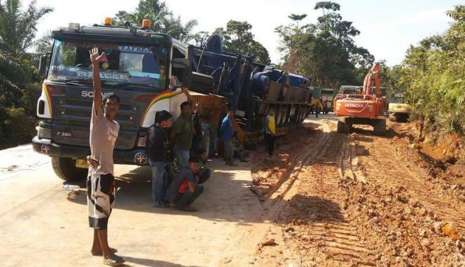 Mobil yang terperosok di ruas Jalan Jambi-Sumbar, tepatnya di Sungai Rengas, Maro Sebo Ulu, Batanghari
