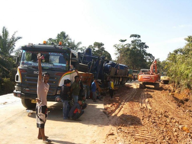 Mobil yang terperosok di Sungai Rengas