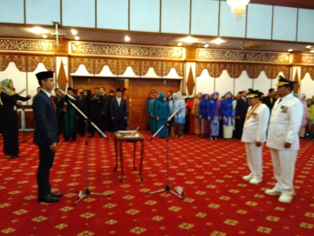 Prosesi pelantikan AJB dan Zulhelmi di rumah dinas Gubernur Jambi Sabtu (25/6)