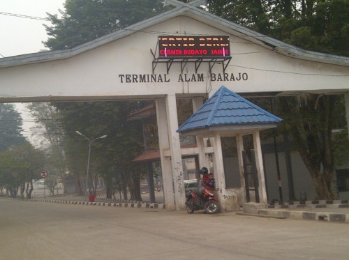 Gerbang masuk terminal Alam Barajo