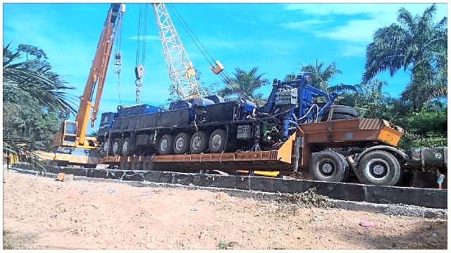 Evakuasi mobil yang terperosok di Sungai Rengas menggunakan crane