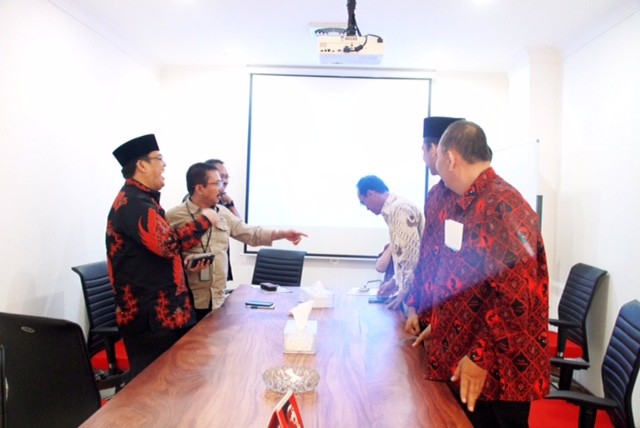 IW terlihat akrab bersama pengurus DPP PDIP di kantor DPP PDIP Jakarta