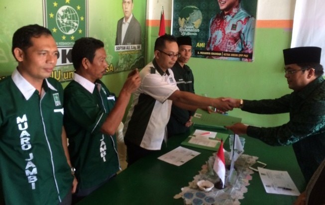 IW saat mendaftar di DPC PKB Muaro Jambi. Senin besok (27/6) IW diundang untuk uji kelayakan dan kepatutan di DPP PKB Jakarta Pusat