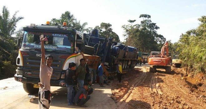 Evakuasi mobil pengangkut alat berat yang terperosok di ruas jalan lintas Jambi-Sumbar.