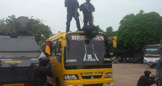 Bus Beringin warna kuning BH 7125 AU yang dibajak.