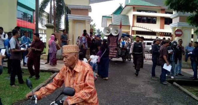 Puluhan masyarakat yang tergabung dalam Aliansi Masyarakat Jambi Anti Narkoba, menggelar aksi protesnya di depan Pengadilan Negeri (PN) Jambi, Senin (27/6).