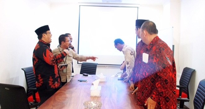 IW terlihat akrab bersama pengurus DPP PDIP di kantor DPP PDIP Jakarta.
