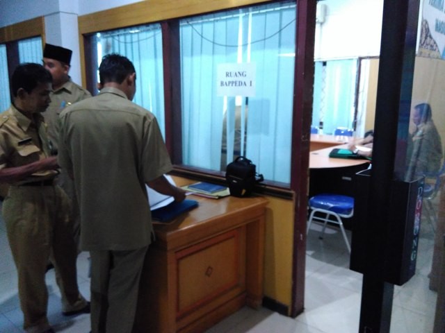 Peserta mengisi absensi sebelum tes lelang jabatan di Pemprov Jambi