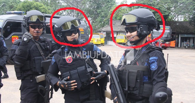 2 Polwan saat simulasi penanganan teror di Terminal Alam Barajo beberapa waktu lalu.