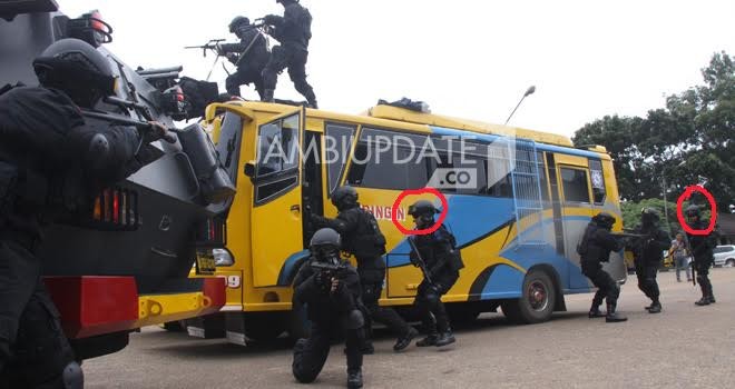 Detasemen Gegana Brimobda Jambi saat simulasi penanganan teror di Terminal Alam Barajo beberapa waktu lalu.