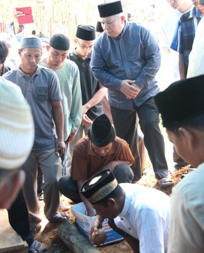 Bupati Tanjab Barat Safrial saat menghadiri prosesi pemakaman kakak kandungnya