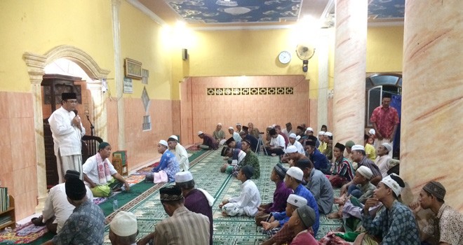 Calon Bupati Muaro Jambi Ivan Wirata (IW) saat menggelar safari ramadan di Desa Setiris, Kecamatan Muarosebo, Rabu (29/6).