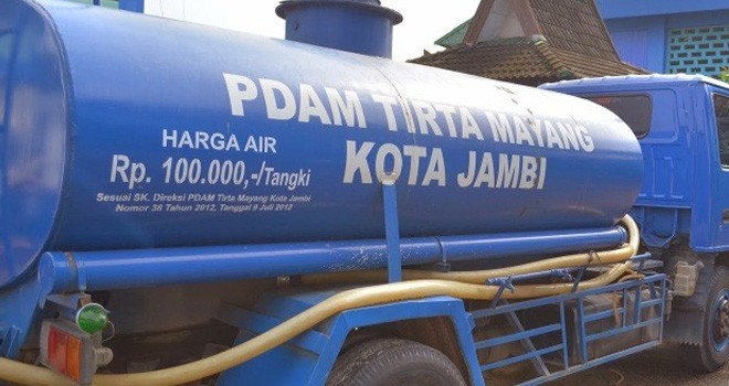 Truk air PDAM Tirta Mayang Jambi.