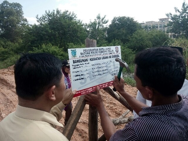 Timbunan milik SPBU payo selincah yang disegel.