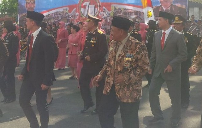 Gubernur Zumi Zola dan Wako Jambi SY Fasha kompak senam Gemu Fa Mire di Mapolda Jambi