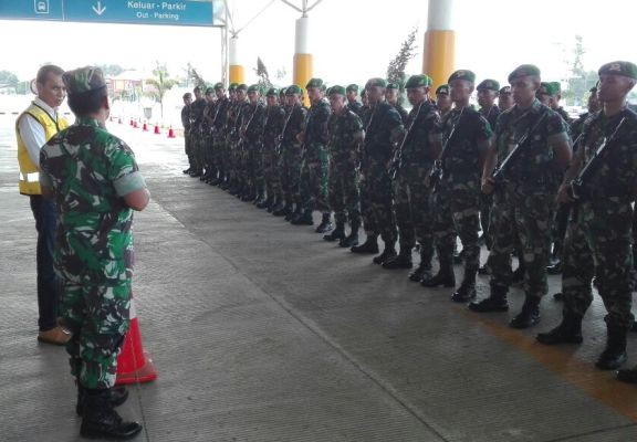 Anggota personel Batalyon 142/Ksatria Jaya yang saat apel pengamanan Bandara Jambi