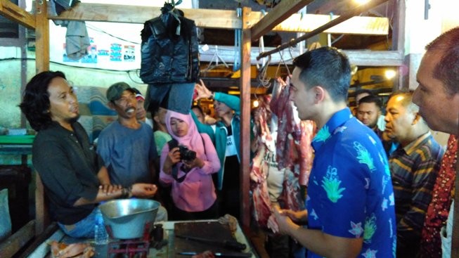 Gubernur Zumi Zola sidak harga daging di Pasar Angso Duo Sabtu pagi (2/7)