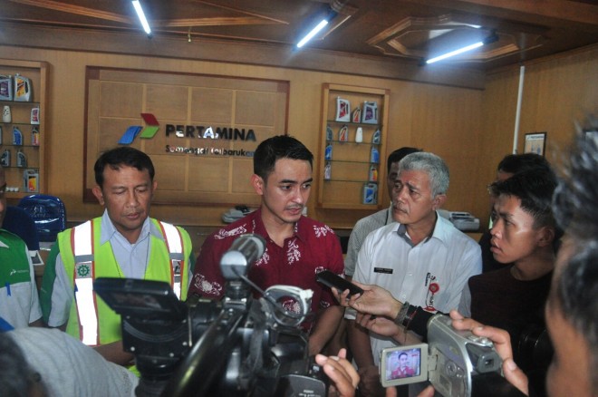 Gubernur Jambi, Zumi Zola, saat mengunjungi Terminal BBM Jambi, di Kasang, Kota Jambi, Sabtu (2/7).