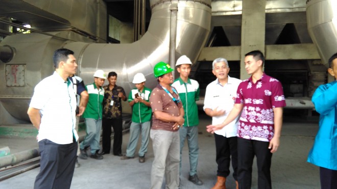 Gubernur Jambi, Zumi Zola, saat mengunjungi PT. PLN (Persero) Sektor Pengendalian Pembangkitan Jambi, di Selincah Kota Jambi, Sabtu (2/7).