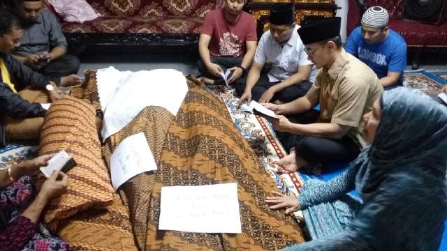 Gubernur Zumi Zola saat nyelawat di kediaman almarhum Selamat Barus, mantan Bupati Tanjab Barat
