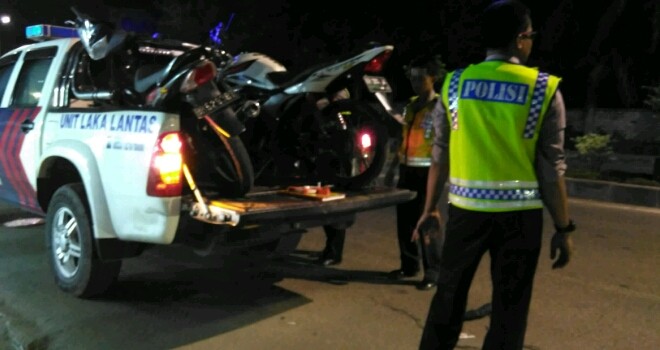 Dua buah sepeda motor yang mengalami kecelakaan lalu lintas.