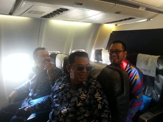 Zulfikar Ahmad dan Sudirman Zaini duduk berdampingan menggunakan pesawat Sriwijaya Air dari Jakarta menuju Bungo
