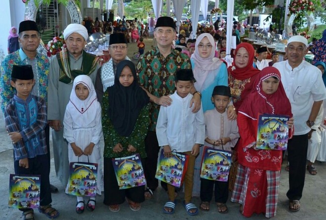  Wali Kota Jambi H. Syarif Fasha bersama Ketua TP-PKK Kota Jambi menyambut kehadiran 500 anak yatim di rumah dinasnya Griya Mayang, Sabtu sore (2/7).