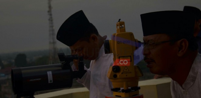 Tim dari Kemenag Provinsi Jambi memantau hilal dari atas Hotel Novita Jambi tadi sore (4/7). F/M RIDWAN/JU
