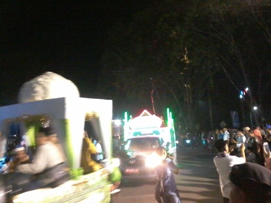 Iring-iringan mobil hias dalam pawai dan takbiran keliling Pemkot Jambi