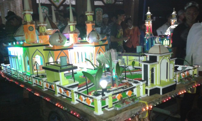 Salah satu peserta pawai masjid yang tengah berkumpul dihalaman masjid assadah Desa Teluk Majelis.