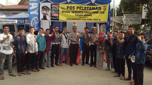 HMI Cabang kerinci bagi-bagi takjil di beberapa titik di Kerinci dan Sungai Penuh bekerjasama dengan Satlantas Polres Kerinci dan KNPI Kerinci