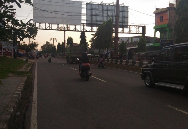 Ruas jalan Lintas Jambi-Muara Bulian terlihat sepi