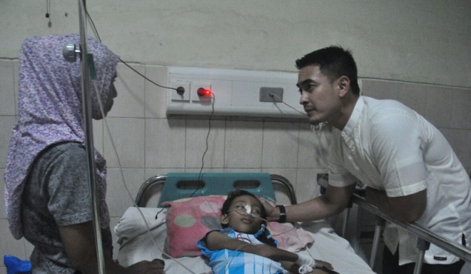 Zumi Zola berbicara dengan keluarga pasien di RS Raden Mataher Jambi tadi malam (5/7)