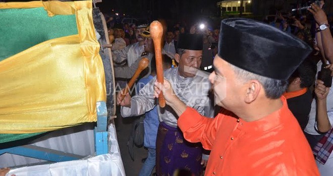 Wako Fasha memukul bedug Pawai dan takbiran keliling Pemkot Jambi