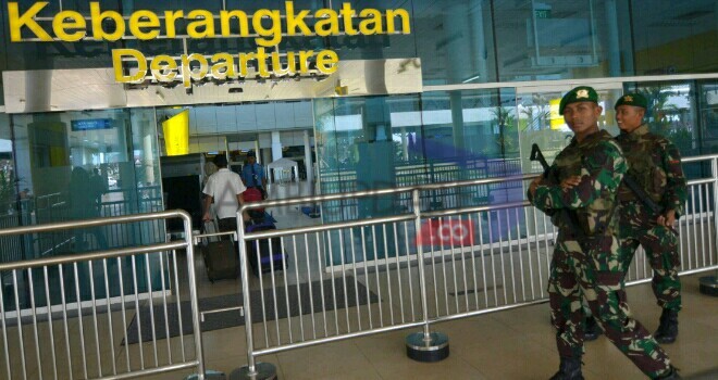 Pengamanan oleh Anggota TNI di Bandara Sultan Thaha Jambi.
