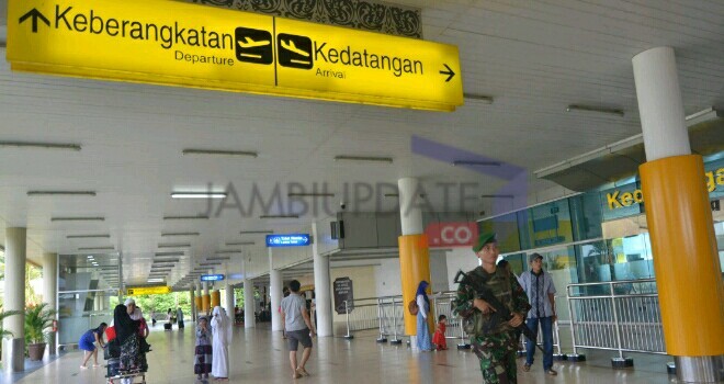Terlihat Anggota TNI yang tengah berjaga jaga dikawasan bandara sultan thaha jambi.
