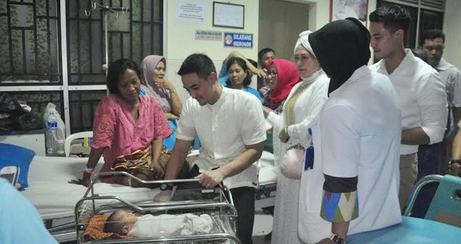 Gubernur Jambi, Zumi Zola menyambangi pasien di RSUD Raden Mattaher Jambi.