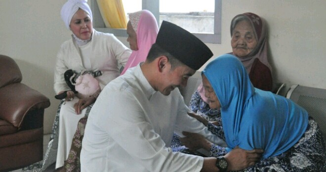 Zola saat berkunjung kepanti jompo.