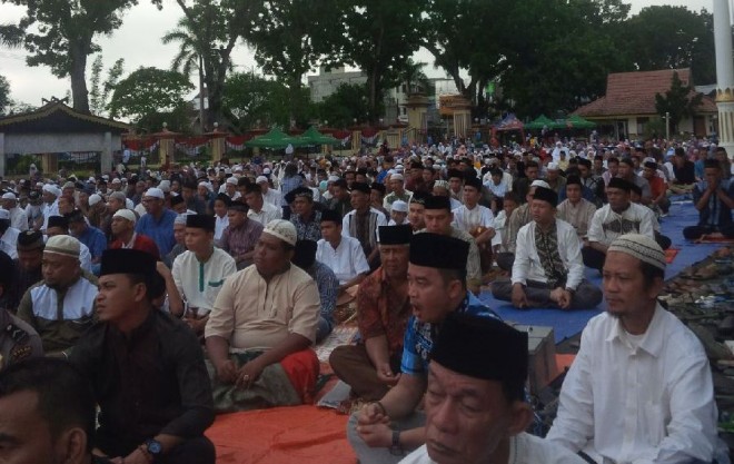 Sholat ied di Mapolda Jambi dipadati ribuan jemaah (6/7)