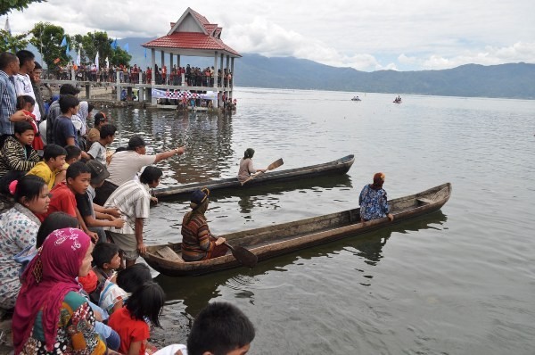 Lomba pacu perahu menjadi salah satu atraksi dalam FMPDK di Danau Kerinci