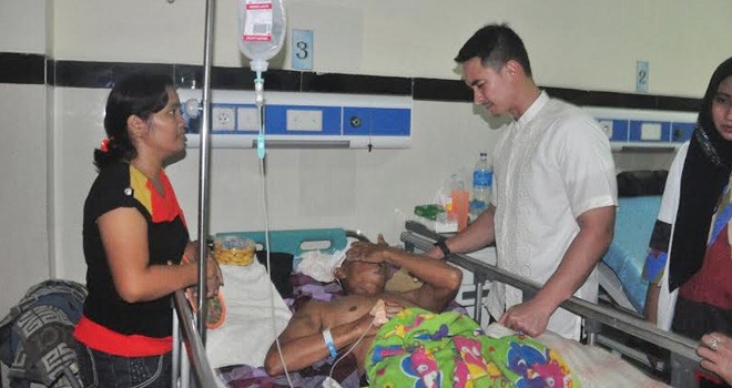 Gubernur Jambi, Zumi Zola menyambangi pasien di RSUD Raden Mattaher Jambi.
