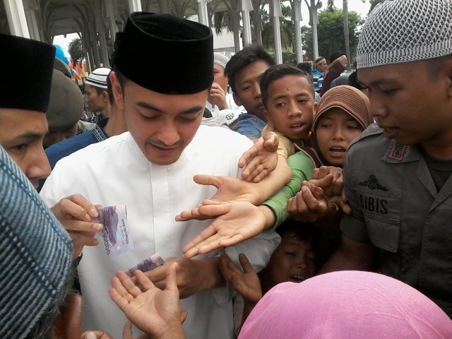 Gubernur Zola usai menunaikan Sholat ied di  Mesjid Agung Al Falah  Jambi  (6/7)