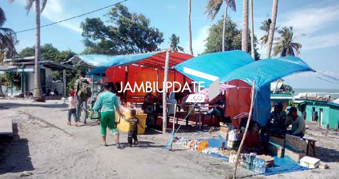 Warga yang berjualan di Pulau Berhala
