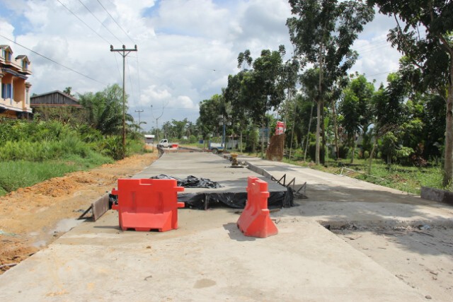 Pembangunan rigid beton di depan Terminal Desa Pembengis menuju Kota Kualatungkal