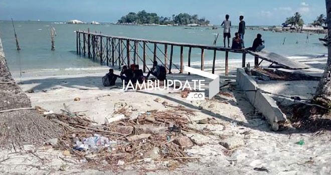 Sejumlah pengunjung menunggu speedboat di Dermaga II Pulau Berhala