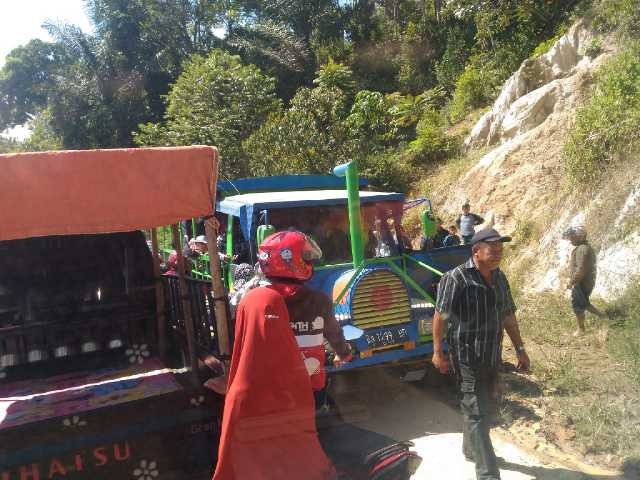 Seorang bocah pingsan saat odong-odong yang dinaikinya terjebak macet di Danau Kerinci