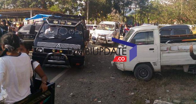 Lokasi parkir kendaraan di Danau Kerinci tak beraturan, padahal tarif parkir dipungut Rp 15 ribu/mobil