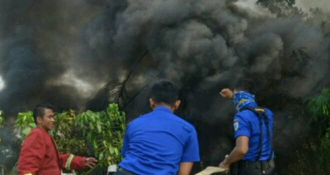 Asap tebal yang mengepul di Pasar Angsoduo.