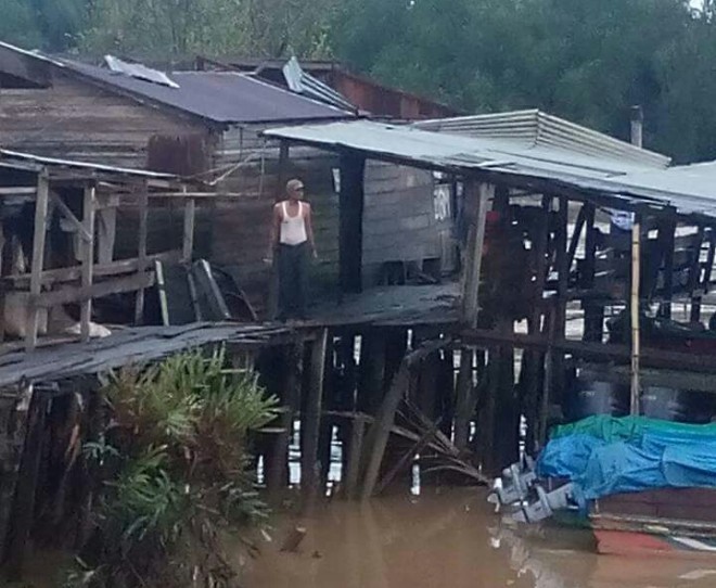 Rumah warga yang rusak di Mendahara, Tanjab Timur, akibat dihantam angin puting beilung